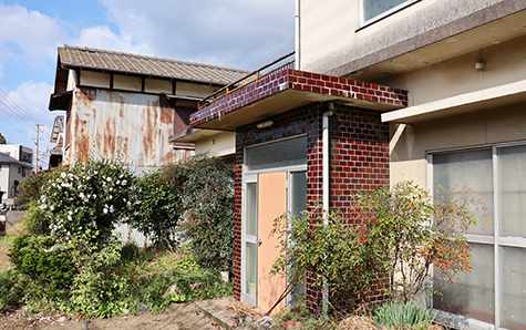 訳あり物件をイメージした老朽化した戸建て